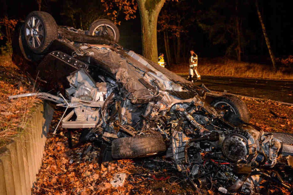 Das Auto wurde bei dem Unfall vollständig zerstört..