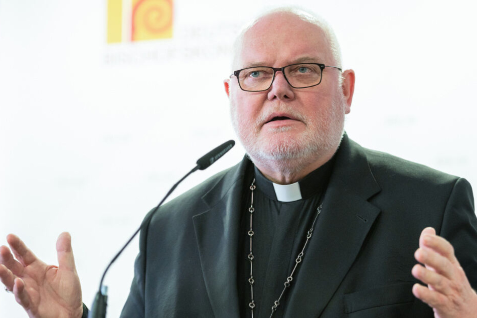 Kardinal Reinhard Marx, Vorsitzender der Bischofskonferenz, spricht auf der Eröffungs-Pressekonferenz zu den Journalisten.