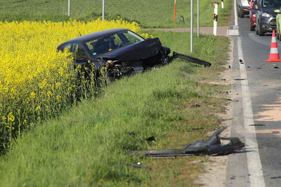 Der VW Polo fuhr erst in den Straßengraben, schleuderte zurück auf die Fahrbahn und stieß dort mit einem Audi zusammen.