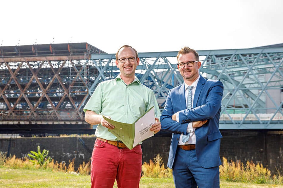 Halbzeit: Dresdens Brückenchef Andreas Gruner (35, l.) und Baubürgermeister Raoul Schmidt-Lamontain (43, Grüne) am halbfertigen "Kleinen Blauen Wunder".