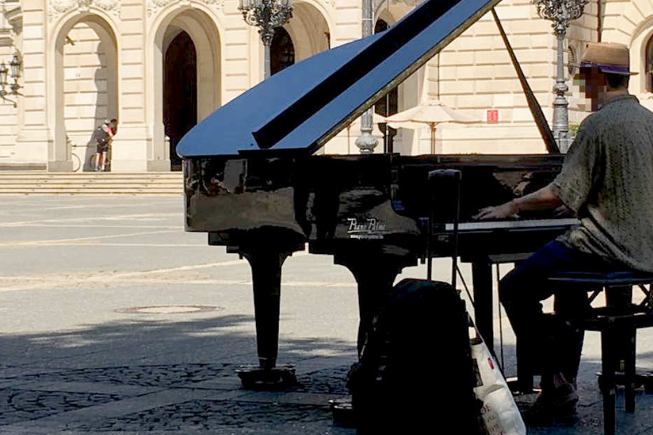 Bis einschließlich Sonntag kann auf dem Opernplatz Klavier gespielt werden.