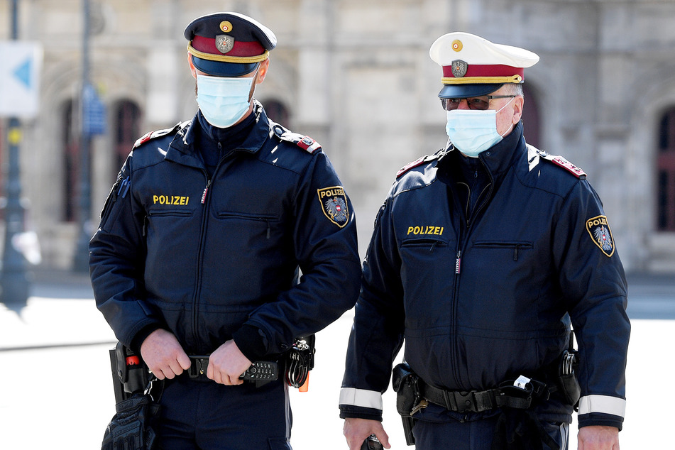 Polizisten mit Mundschutz sind in Österreich auf Streife. (Symbolbild)