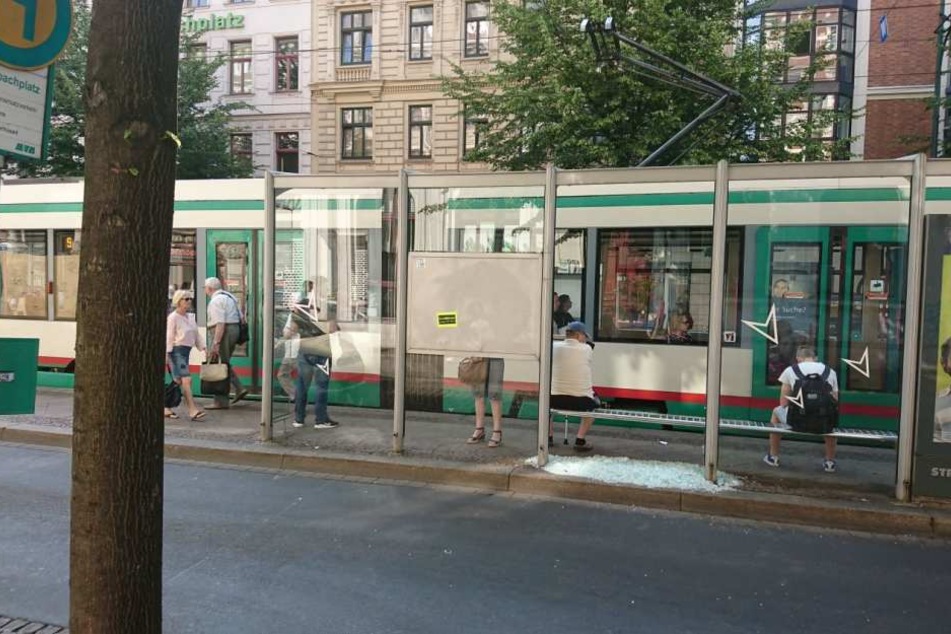 Eine Scheibe des Straßenbahnwartehäuschens am Magdeburger Hasselbachplatz ging in der Nacht zu Freitag durch den Schuss aus einer CO2-Waffe zu Bruch.