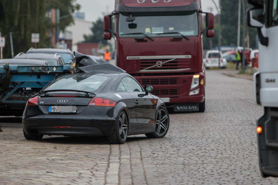 Der Audi geriet unter den Sattelauflieger.