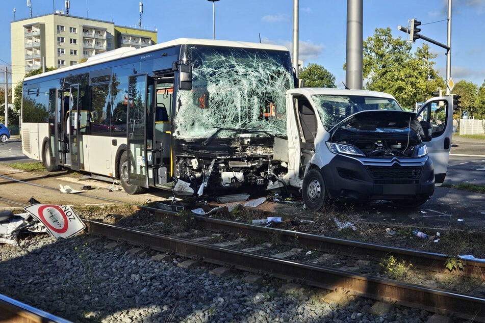 Auf der Kreuzung Lützner und Kiewer Straße in Leipzig-Grünau ist es am Donnerstag zu einem schweren Unfall zwischen einem Bus und einem Transporter gekommen.