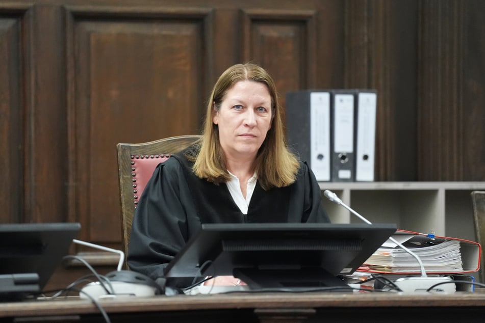 Der Vorsitzenden Richterin Isabel Hildebrandt wurde von mehreren Verteidigern Befangenheit vorgeworfen.