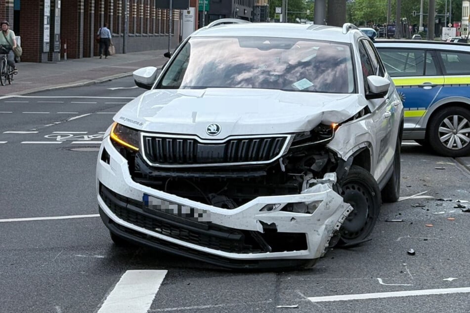 Am Fahrzeug entstand durch den Crash ein erheblicher Schaden.