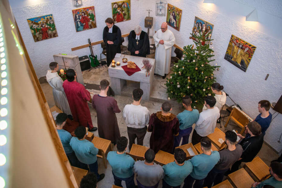 Gefängnisinsassen spielen in der Kirche der JVA Neuburg-Herrenwörth das Krippenspiel beim Weihnachtsgottesdienst mit Landesbischof Bedford-Strohm.
