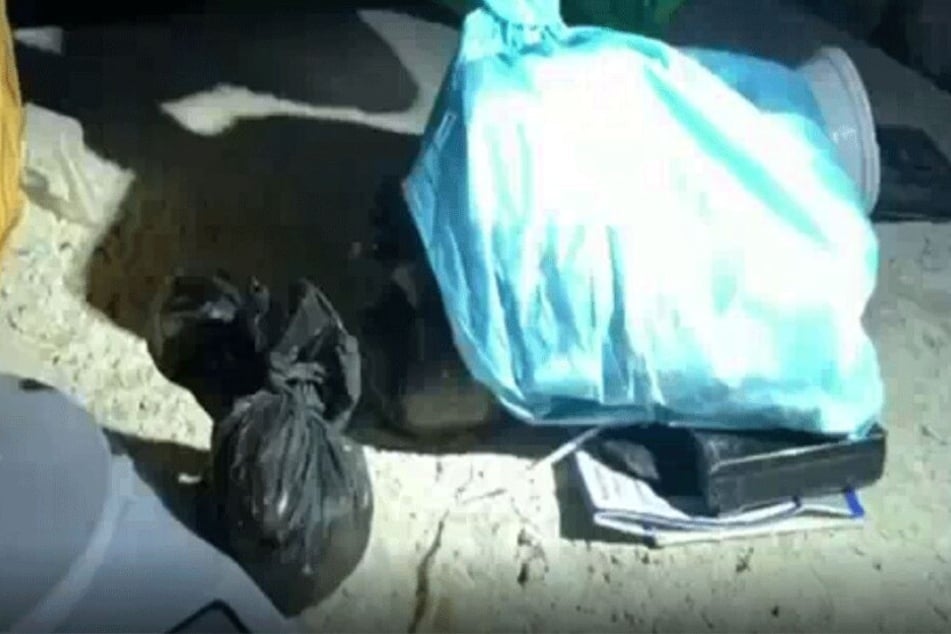 Im Grab waren 1,1 Kilogramm Kokain versteckt.
