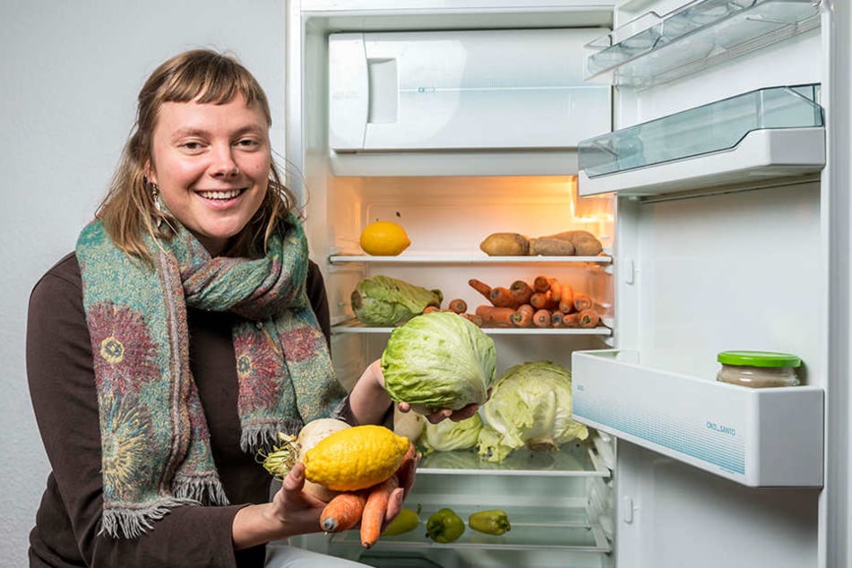 Vivien F. (28) nutzt die öffentlichen „Fairteiler“-Kühlschränke zum Tauschen von 
Lebensmitteln.