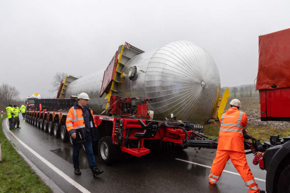 Der Behälter kippte vom Sattelschlepper.