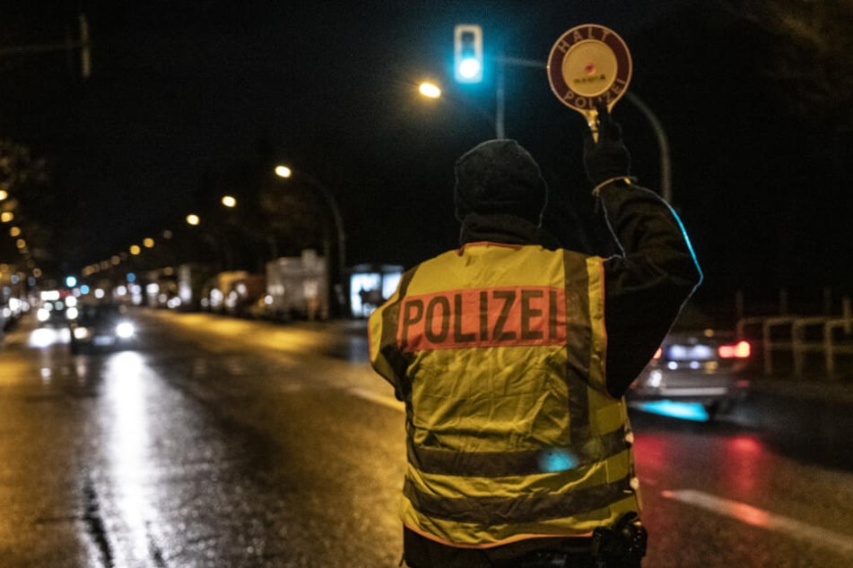 Die Polizei hatte das Auto kontrollieren wollen, doch das fuhr einfach weiter. (Symbolbild)