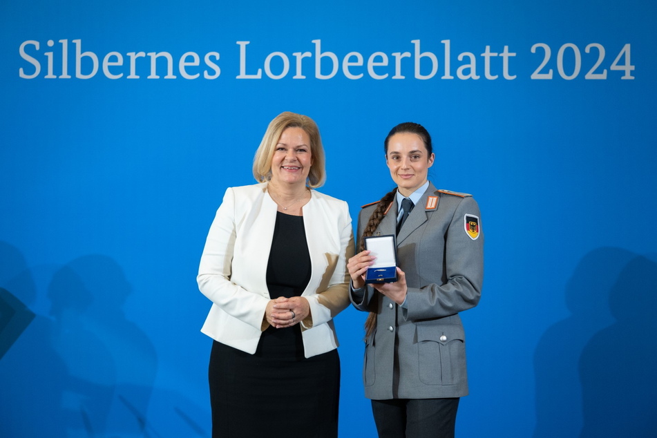 Die Chemnitzer Turnerin Pauline Schäfer-Betz (27) bekam von Bundesinnenministerin Nancy Faeser (53, SPD) das Silberne Lorbeerblatt in Berlin überreicht.