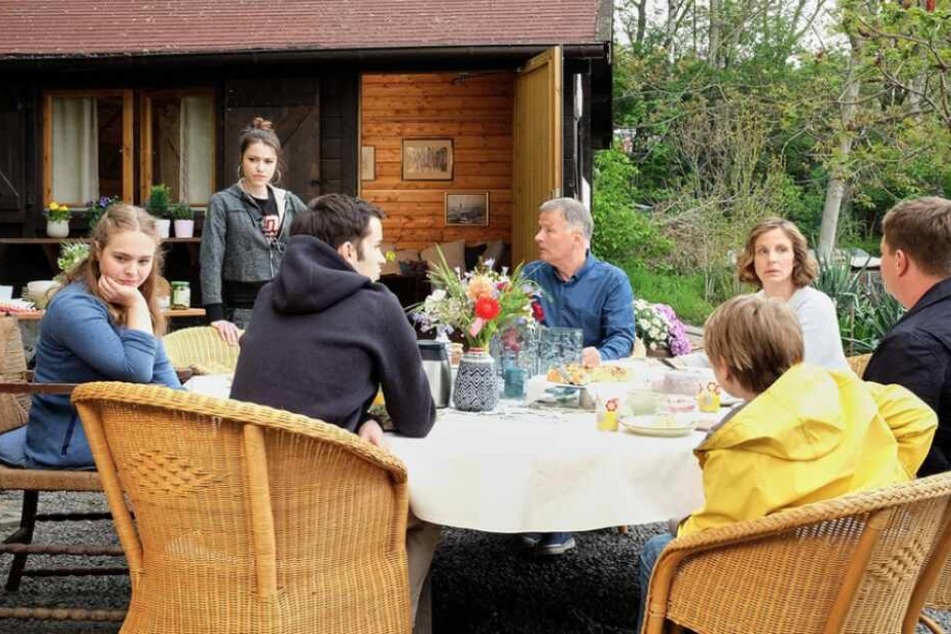 Derweil hängt bei den Heilmanns der Haussegen schief. Also Roland und Katja Brückner ihre Familien zusammenführen wollen, gibt es Ärger zwischen den Töchtern Lisa und Emma.
