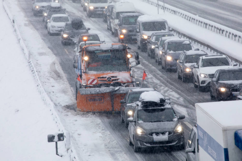 Das Winterwetter hat Bayern fest im Griff und sorgt für Chaos. (Symbolbild)
