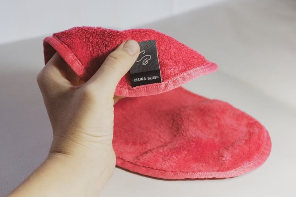 Dieses kleine Handtuch entfernt nur mit Wasser selbst wasserfestes Makeup.