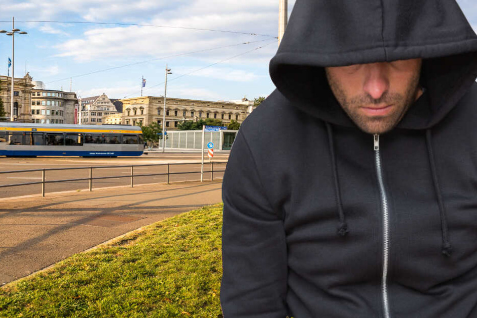 Der junge Mann wurde von zwei Unbekannten überfallen.