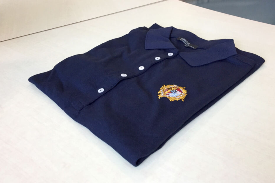 Das Familienwappen der Wittelsbacher ist auf einem Poloshirt zu sehen, das die Anwältinnen von Prinz Luitpold von Bayern mit in das Gericht gebracht haben.