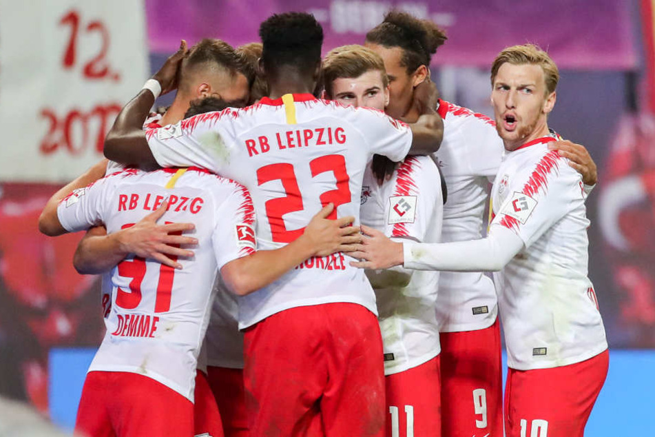 Rot-weiße Jubeltraube: RB Leipzig feierte gegen den VfB Stuttgart den zweiten Saisonsieg.