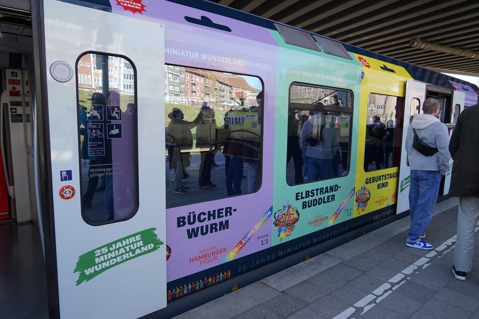 Das Design zeigt insgesamt 26 bunte Fenster, die die Fahrgäste zu kleinen Modellfiguren werden lassen.