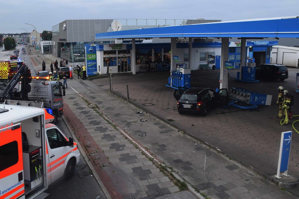 Eines der beiden Fahrzeuge krachte in eine Tankstelle und riss eine Zapfsäule aus der Verankerung.