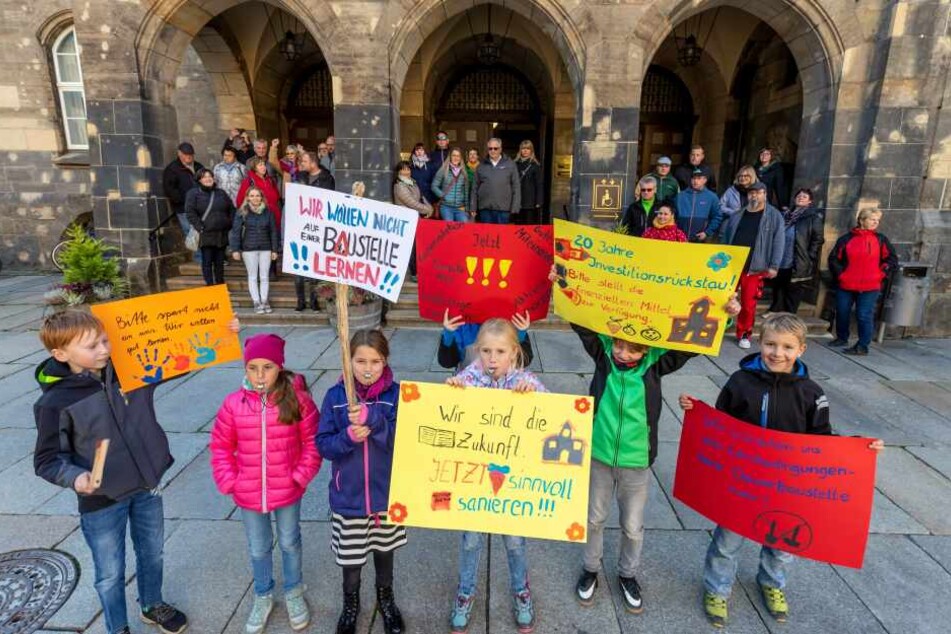 Schüler und Eltern hatten vor dem Rathaus für die Sanierung der Grundschule in Klaffenbach demonstriert.