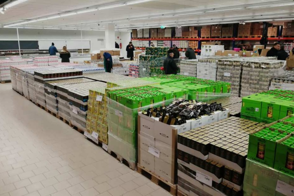 Unter grellen Neonröhren müssen sich die Kunden die Artikel direkt von der Palette oder aus Gitterboxen nehmen.