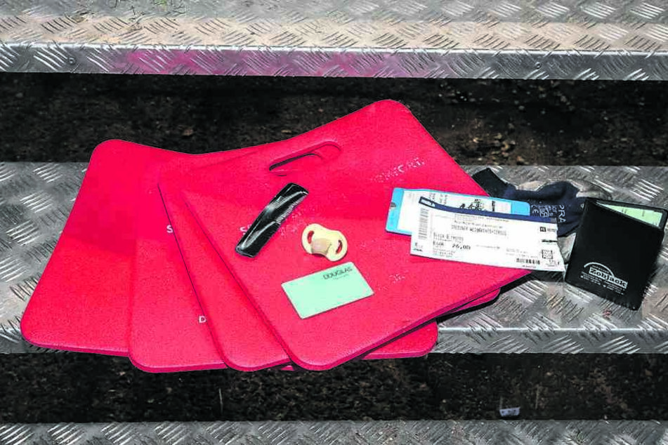Sitzkissen, Schnuller, Kamm, Douglas-Card, Tickets, Kfz-Zulassung - das ist nur ein Bruchteil der Ausbeute, die sich unter einem Sitzblock fand.