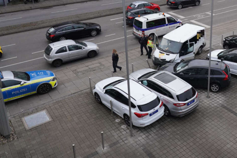 Wegen eines medizinischen Notfalls kommt der Transporter-Fahrer von der Fahrbahn ab.