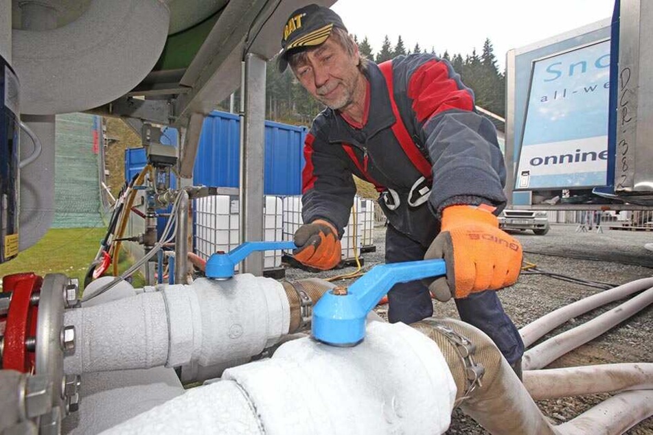 Die Schneeproduktion ist aufwändig, kostspielig und nicht sonderlich umweltfreundlich. Daher hat der VSC im März das Schneedepot angelegt.