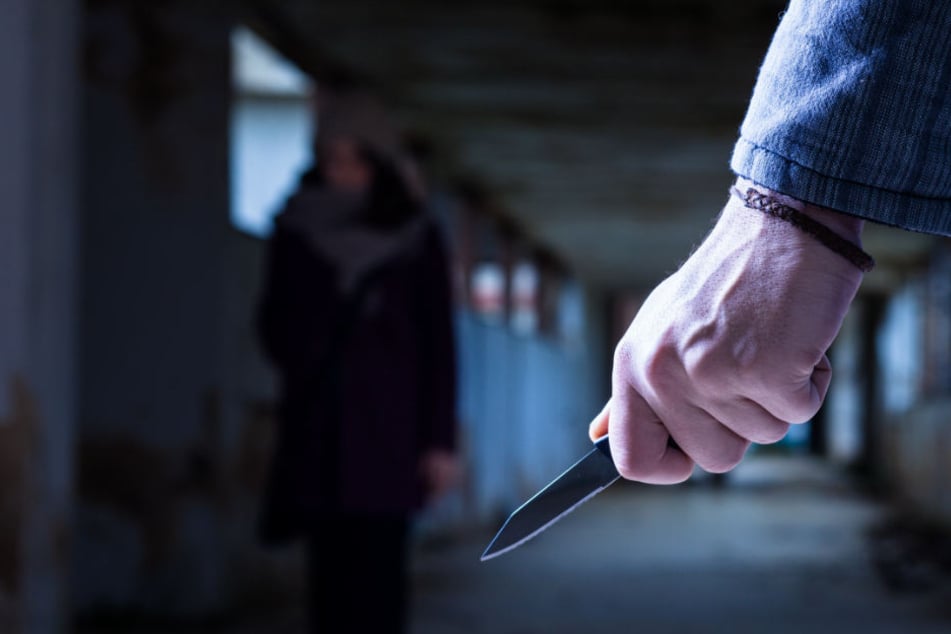 Ein Unbekannter wartet auf die junge Frau - und bedroht sie mit einem Messer. (Symbolbild)