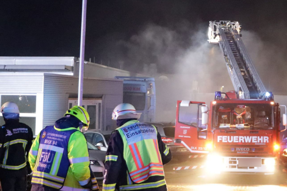 Die Löscharbeiten waren demnach um kurz vor Mitternacht beendet.