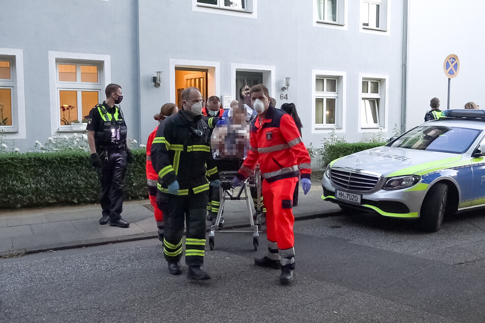 Der verletzte Mann wird abtransportiert.