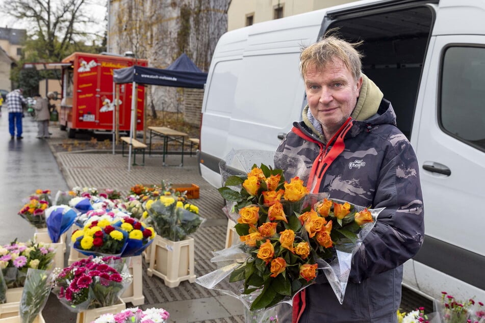 Blumenhändler Sven Lange (54) hofft auf gute Geschäfte - jetzt in schöner Umgebung.