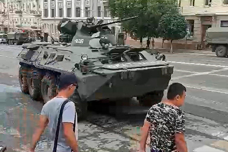 Wagner-Söldner sind in die Stadt Rostow am Don vorgerückt. Auf den Straßen sind Soldaten und gepanzerte Fahrzeuge zu sehen.