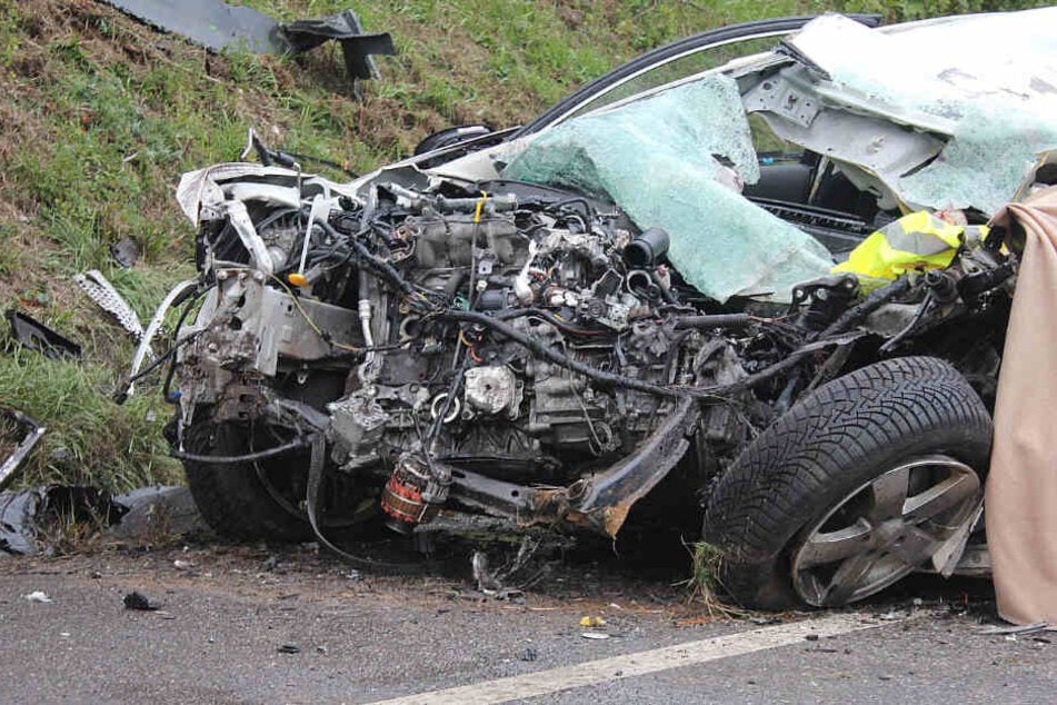 Der völlig zerstörte Mazda: Für den Fahrer kam jede Hilfe zu spät.