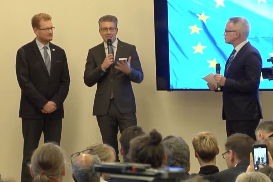 Bürgermeister Ralph Burghart und Ferenc Csák bei der Verkündung.