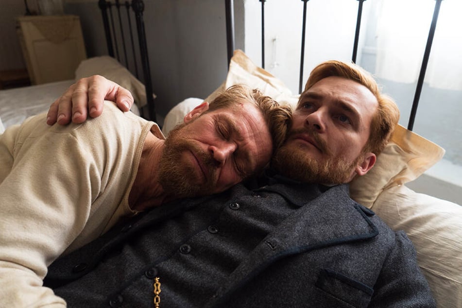 Vincent van Gogh (l., Willem Dafoe) muss von seinem Bruder Theo (Rupert Friend) getröstet werden.