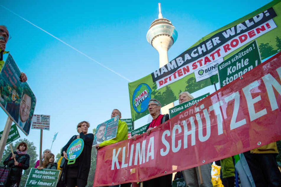 Der Braunkohleabbau führt immer wieder zu Demonstrationen und Protesten wie hier vor dem Landtag Nordrhein-Westfalen.