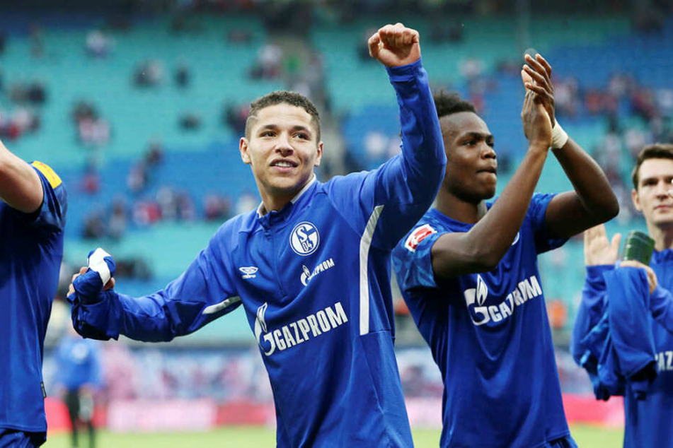 Amine Harit (l., 1 Tor, 1 Vorlage), Rabbi Matondo (1 Tor) und der Rest der Schalker Mannschaft ließen sich vom vollen Fanblock feiern.