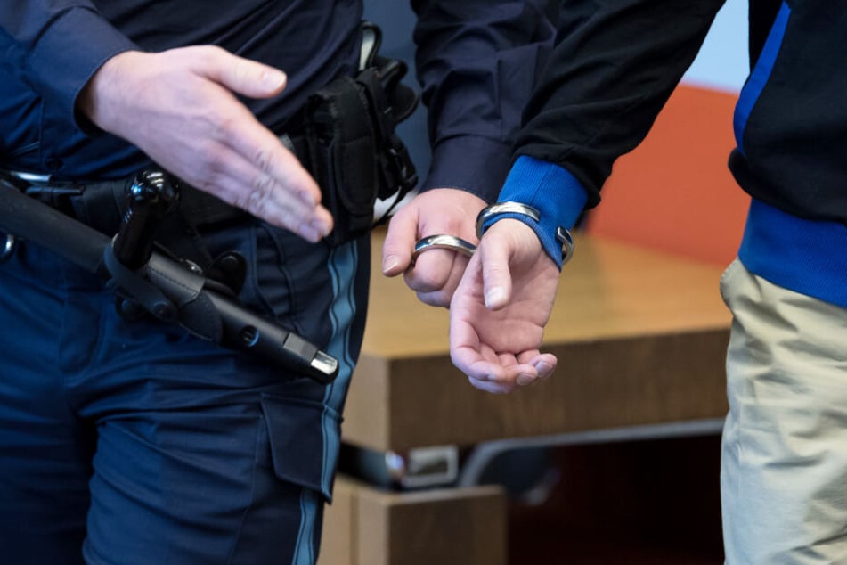 Der Angeklagte wurde bislang stets in Handschellen in den Gerichtssaal geführt.