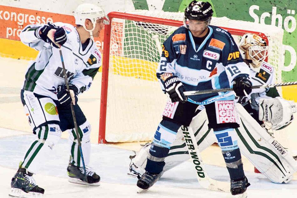 Hugo Boisvert (M.) war ein Spieler, der ins Anforderungsprofi der Eislöwen damals wie heute passt. Er ackerte vorm gegnerischen Tor, nahm dem Keeper die Sicht und schlug bei Nachschüssen eiskalt zu.