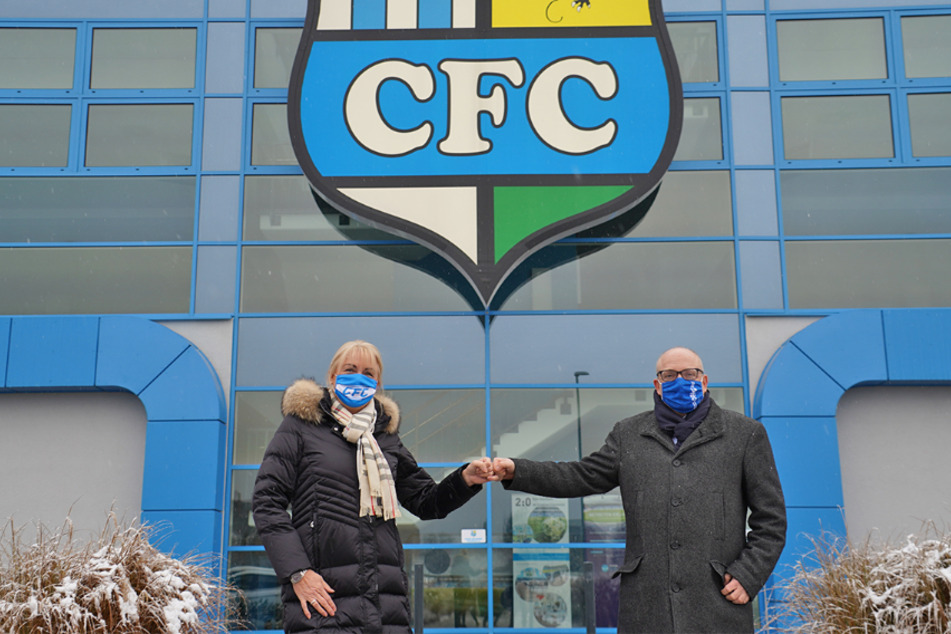 Sven Schulze (r.), Oberbürgermeister der Stadt Chemnitz, und Romy Polster, Vorstandsvorsitzende des Chemnitzer FC e.V. freuen sich coronakonform vor dem Stadion – An der Gellertstraße.