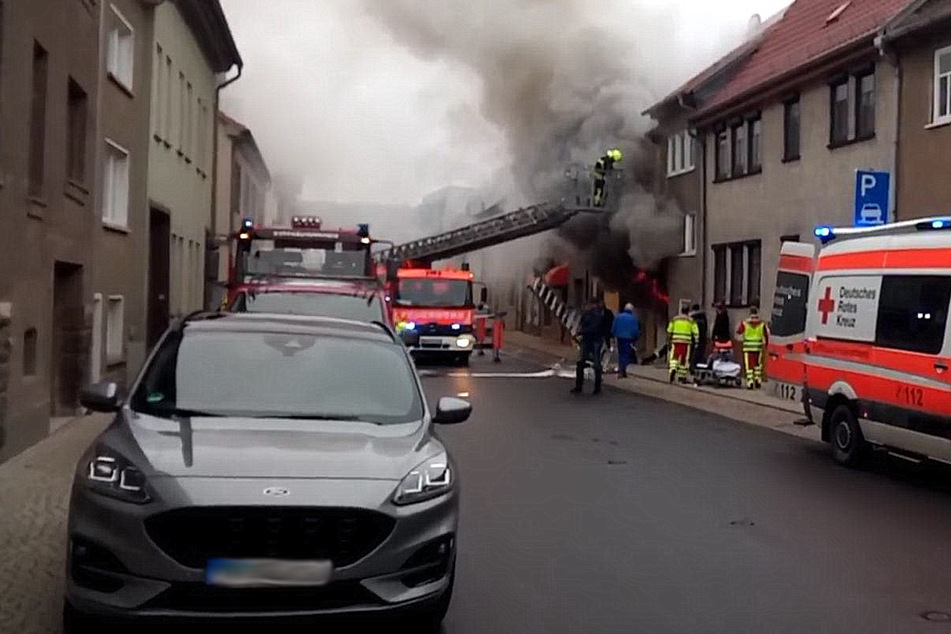 Reihenhaus in Flammen: Feuerwehr retten Bewohner aus dunkler Rauchwolke