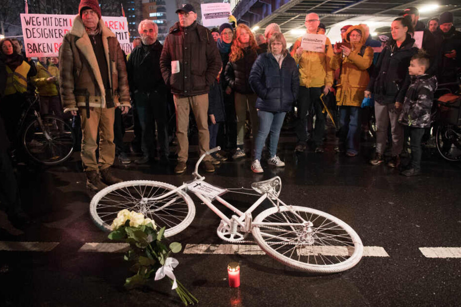 Eine Rentnerin kam Anfang Januar am Kottbusser Tor bei einem Abbiegeunfall mit einem Lkw ums Leben.