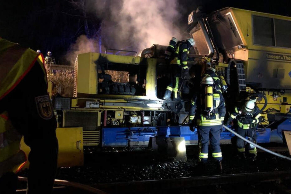 Feuerwehrleute löschen die letzten Reste des Feuers.