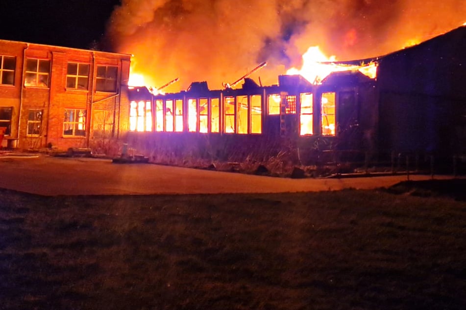 Feuerwehreinsätze an Silvester in Sachsen: Brand in Industriebrache, Lagerhalle steht in Flammen
