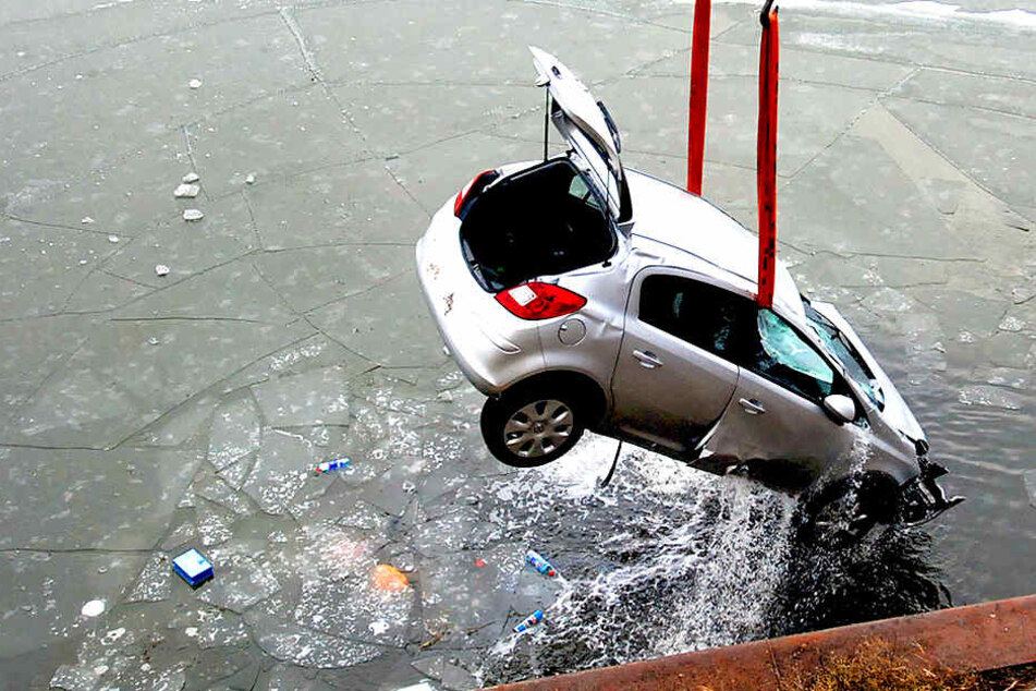 Das Auto durchbrach ein Metallgeländer und stürzte fünf Meter in die Tiefe.