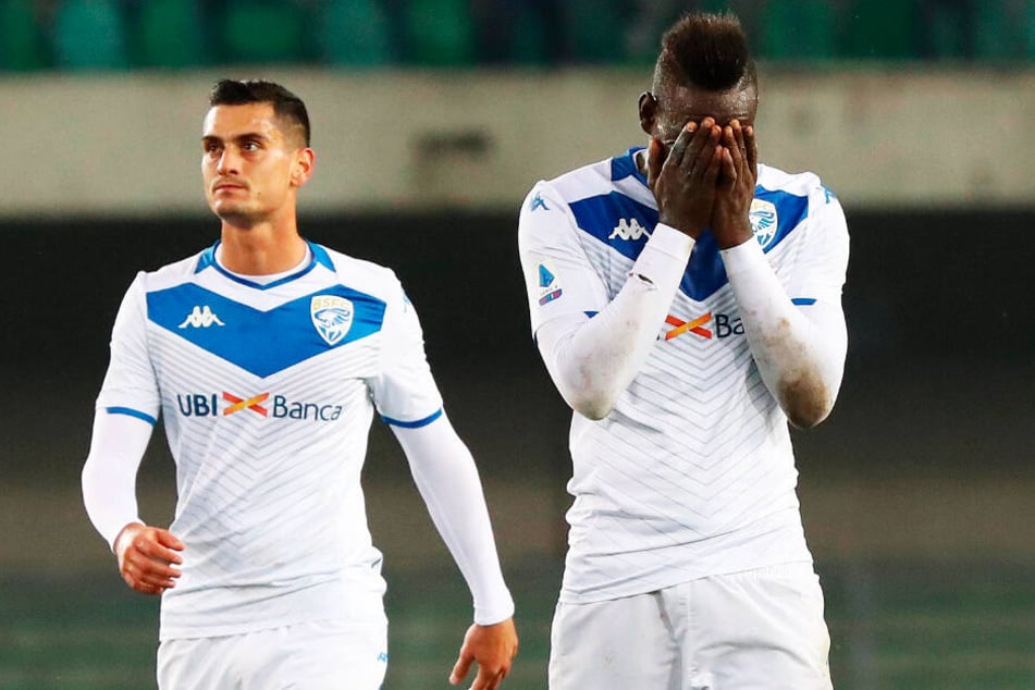 Mario Balotelli (r.) sorgte bei Brescia Calcio für Ärger und wurde aus dem Kader gestrichen.