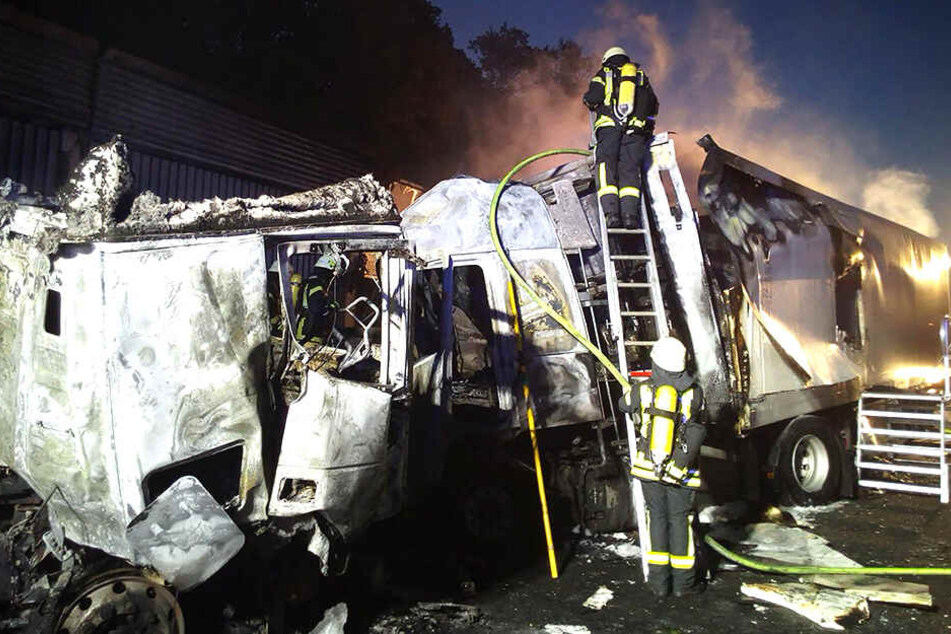 Die Feuerwehr hatte alle Hände voll zu tun. Mehrere Menschen wurden bei den Unfällen in Niedersachsen verletzt.
